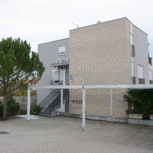 Grad Krk, trosobni dvoetažni apartman površine 85 m2!     