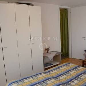 Grad Krk, trosobni dvoetažni apartman površine 85 m2!     