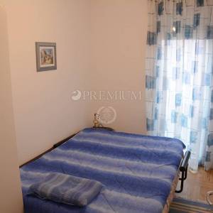 Grad Krk, trosobni dvoetažni apartman površine 85 m2!     