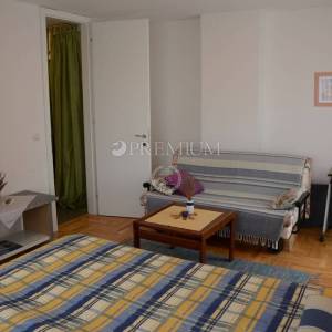 Grad Krk, trosobni dvoetažni apartman površine 85 m2!     