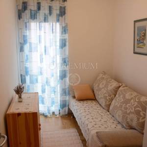 Grad Krk, trosobni dvoetažni apartman površine 85 m2!     