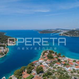Građevinska parcela u Ražnju, 100 m od mora, otvoren pogled, 1.445 m2


