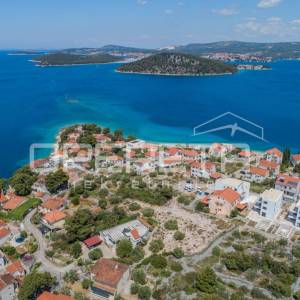 Građevinska parcela u Ražnju, 100 m od mora, otvoren pogled, 1.445 m2


