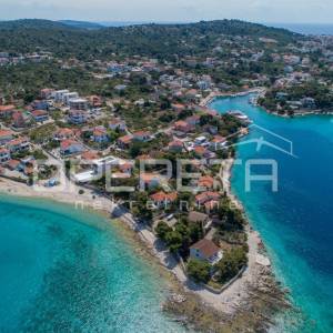 Građevinska parcela u Ražnju, 100 m od mora, otvoren pogled, 1.445 m2


