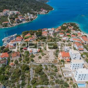 Građevinska parcela u Ražnju, 100 m od mora, otvoren pogled, 1.445 m2


