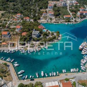Građevinska parcela u Ražnju, 100 m od mora, otvoren pogled, 1.445 m2


