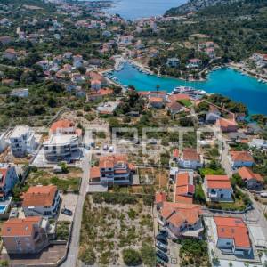 Građevinska parcela u Ražnju, 100 m od mora, otvoren pogled, 1.445 m2


