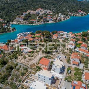 Građevinska parcela u Ražnju, 100 m od mora, otvoren pogled, 1.445 m2


