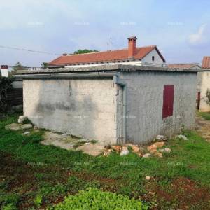Građevinski teren sa 3 manja legalizirana objekta. Vareški.