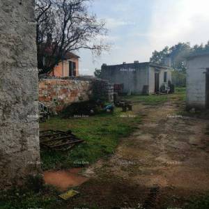 Građevinski teren sa 3 manja legalizirana objekta. Vareški.