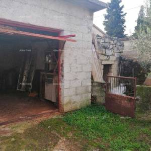 Građevinski teren sa 3 manja legalizirana objekta. Vareški.