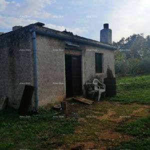 Građevinski teren sa 3 manja legalizirana objekta. Vareški.
