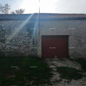 Građevinski teren sa 3 manja legalizirana objekta. Vareški.