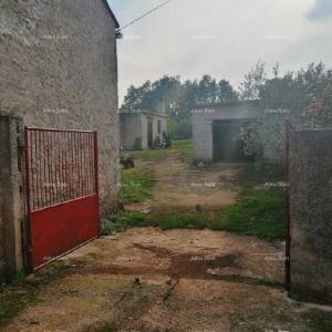 Građevinski teren sa 3 manja legalizirana objekta. Vareški.