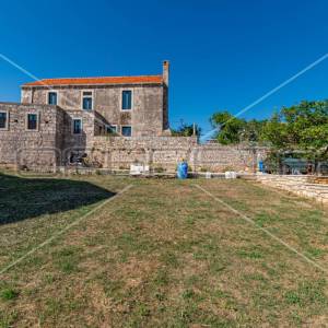 Građevinsko i poljoprivredno zemljište na Lumbardi, 551 m2