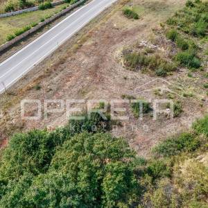 Građevinsko zemljište 2.746 m2 u Marčani na rubu građevinske zone