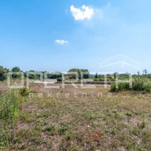 Građevinsko zemljište 2.746 m2 u Marčani na rubu građevinske zone
