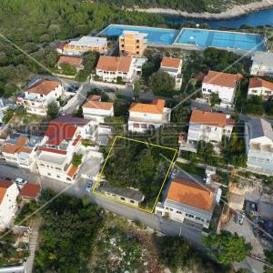Građevinsko zemljište 437 m² s idejnim projektom i građevinskom dozvolom – uvala