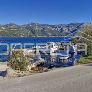 Građevinsko zemljište, 731m2, uz more u Knežama, otok Korčula – Izvrsna prilika 