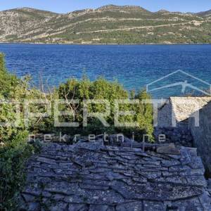 Građevinsko zemljište, 731m2, uz more u Knežama, otok Korčula – Izvrsna prilika 