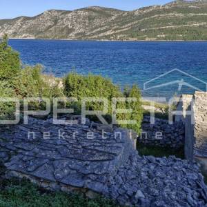 Građevinsko zemljište, 731m2, uz more u Knežama, otok Korčula – Izvrsna prilika 