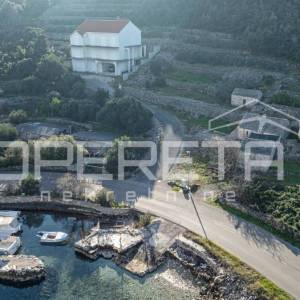 Građevinsko zemljište, 731m2, uz more u Knežama, otok Korčula – Izvrsna prilika 