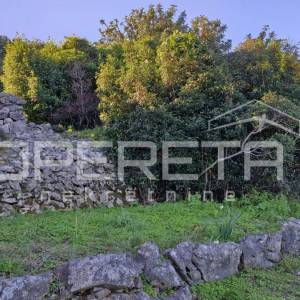 Građevinsko zemljište, 731m2, uz more u Knežama, otok Korčula – Izvrsna prilika 