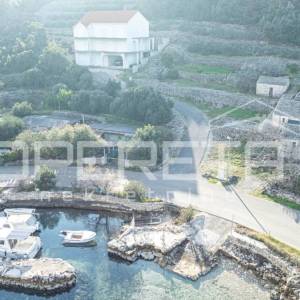 Građevinsko zemljište, 731m2, uz more u Knežama, otok Korčula – Izvrsna prilika 