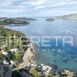 Građevinsko zemljište, 731m2, uz more u Knežama, otok Korčula – Izvrsna prilika 
