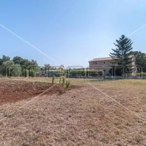 Građevinsko zemljište Loborika 584m2, 6km od Pule
