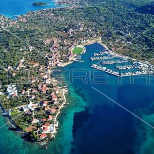 Građevinsko zemljište, M namjena,  250 m od mora, otok Ugljan, 766 m2