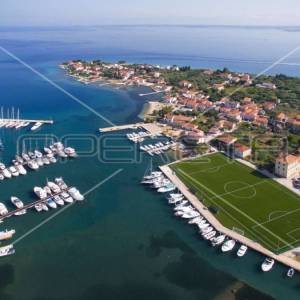 Građevinsko zemljište, M namjena,  250 m od mora, otok Ugljan, 766 m2
