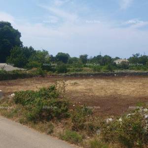 Građevinsko zemljište s dozvolom i projektom vile s bazenom – 760 m²