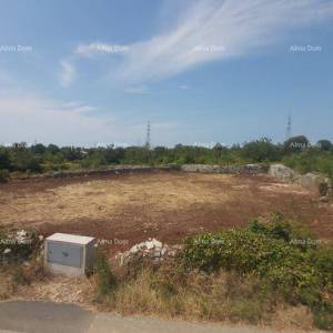 Građevinsko zemljište s dozvolom i projektom vile s bazenom – 760 m²