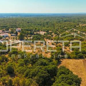 Građevinsko zemljište s dozvolom za kuću i bazen – Poličnik - 482 m2