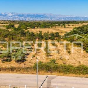 Građevinsko zemljište s dozvolom za kuću i bazen – Poličnik - 482 m2