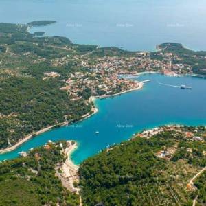 Građevinsko zemljište s građevinskom dozvolom, 100 m udaljeno od mora, Brač!
