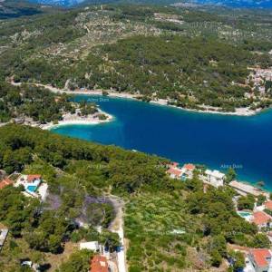 Građevinsko zemljište s građevinskom dozvolom, 100 m udaljeno od mora, Brač!