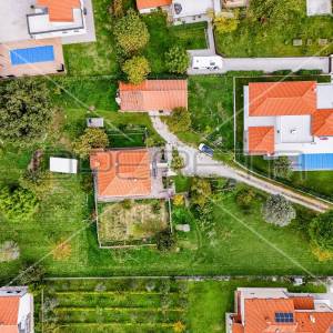 Građevinsko zemljište s kućom, stambena zona, 4.209 m2, Labin