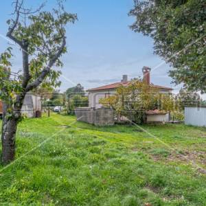 Građevinsko zemljište s kućom, stambena zona, 4.209 m2, Labin