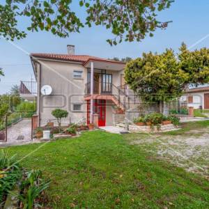 Građevinsko zemljište s kućom, stambena zona, 4.209 m2, Labin
