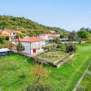 Građevinsko zemljište s kućom, stambena zona, 4.209 m2, Labin