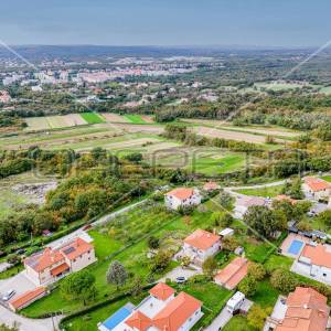 Građevinsko zemljište s kućom, stambena zona, 4.209 m2, Labin