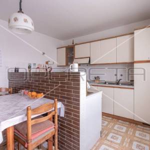 Građevinsko zemljište s kućom, stambena zona, 4.209 m2, Labin