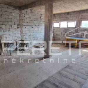 Građevinsko zemljište s kućom na Braču – Humac Gornji | 1.820 m²