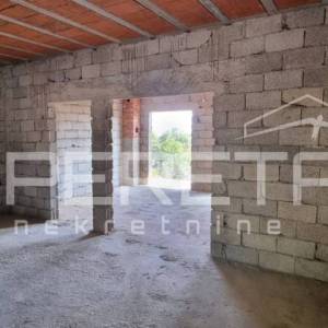 Građevinsko zemljište s kućom na Braču – Humac Gornji | 1.820 m²