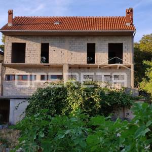 Građevinsko zemljište s kućom na Braču – Humac Gornji | 1.820 m²