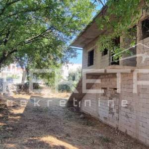 Građevinsko zemljište s kućom na Braču – Humac Gornji | 1.820 m²