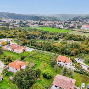 Građevinsko zemljište s kućom i dodatnim objektima, stambena zona, 4.209 m², Lab
