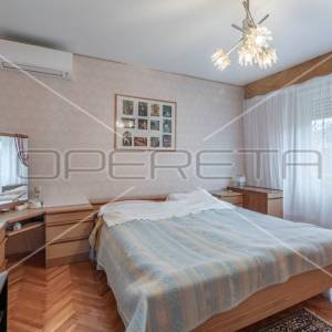 Građevinsko zemljište s kućom i dodatnim objektima, stambena zona, 4.209 m², Lab